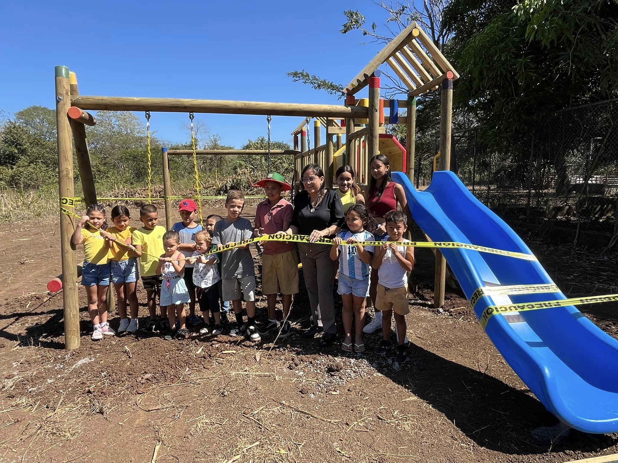 En Zapote, los niños inauguraron el nuevo playground de la comunidad