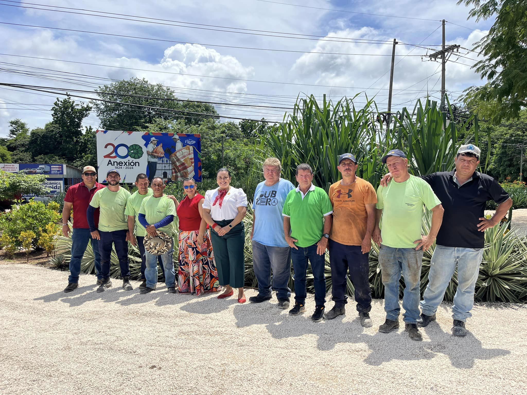 Mantenimiento del jardín que está en el cruce de la entrada a Nicoya