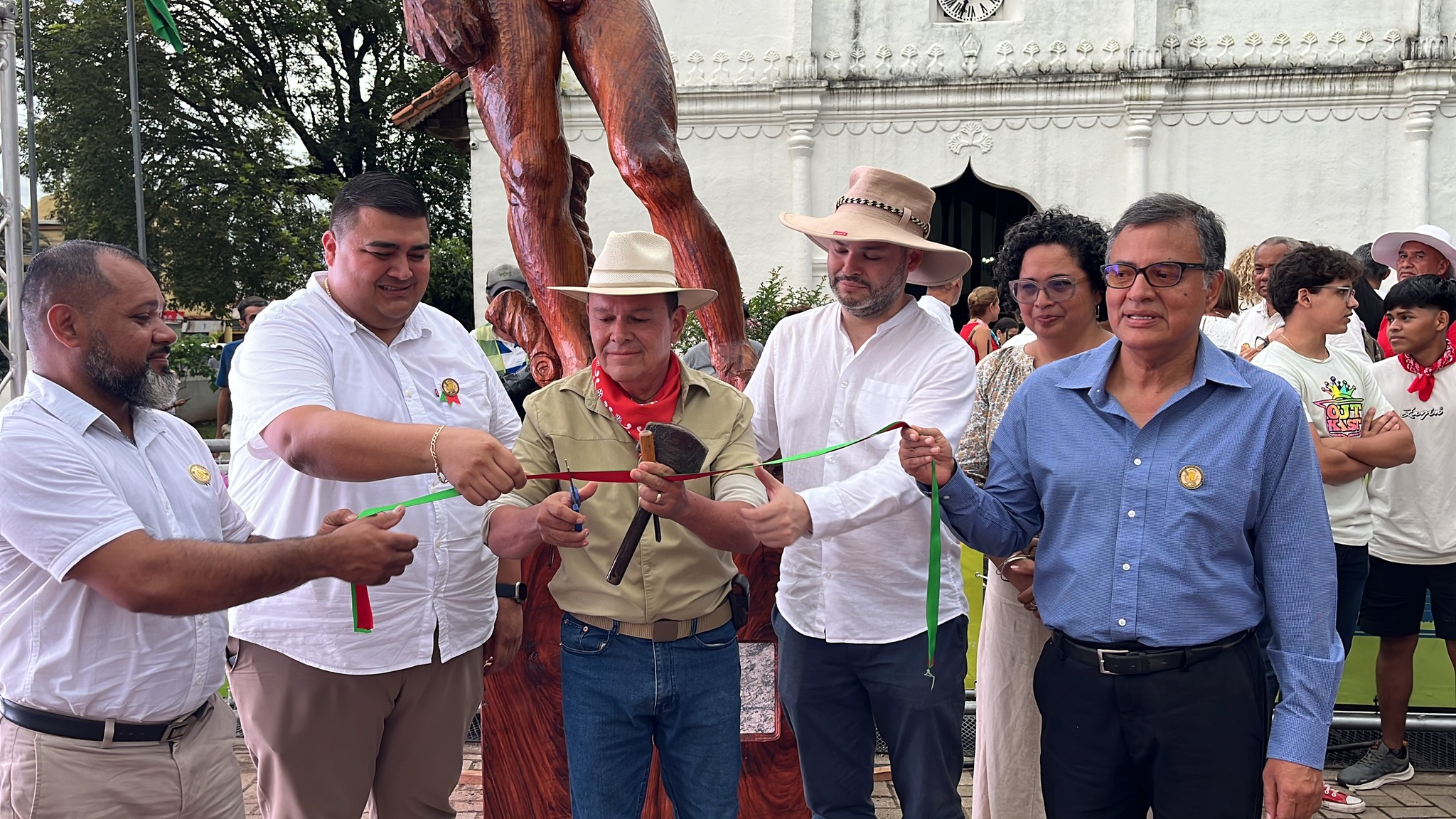 Develación de la escultura de El David confeccionada en madera de Guanacaste