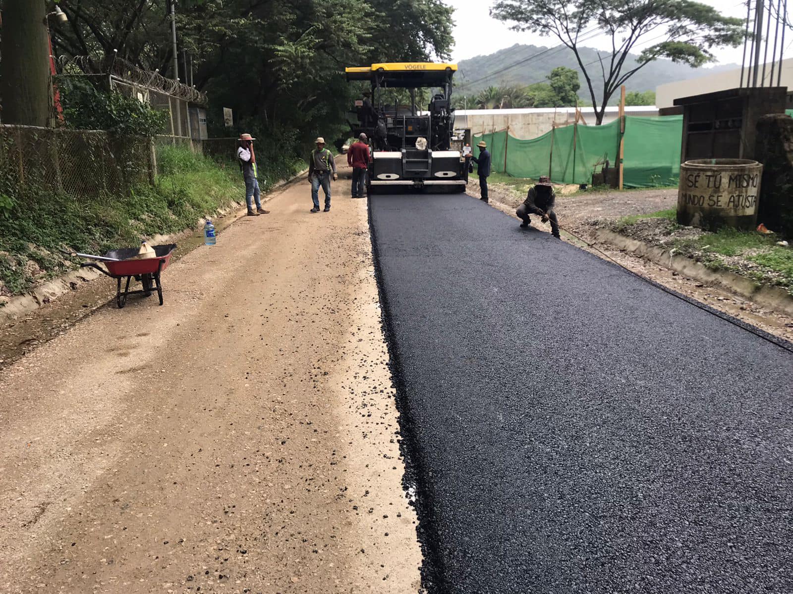 Entre Plaza Nosara y Arenales el asfaltado de la ruta ya empieza a tomar forma