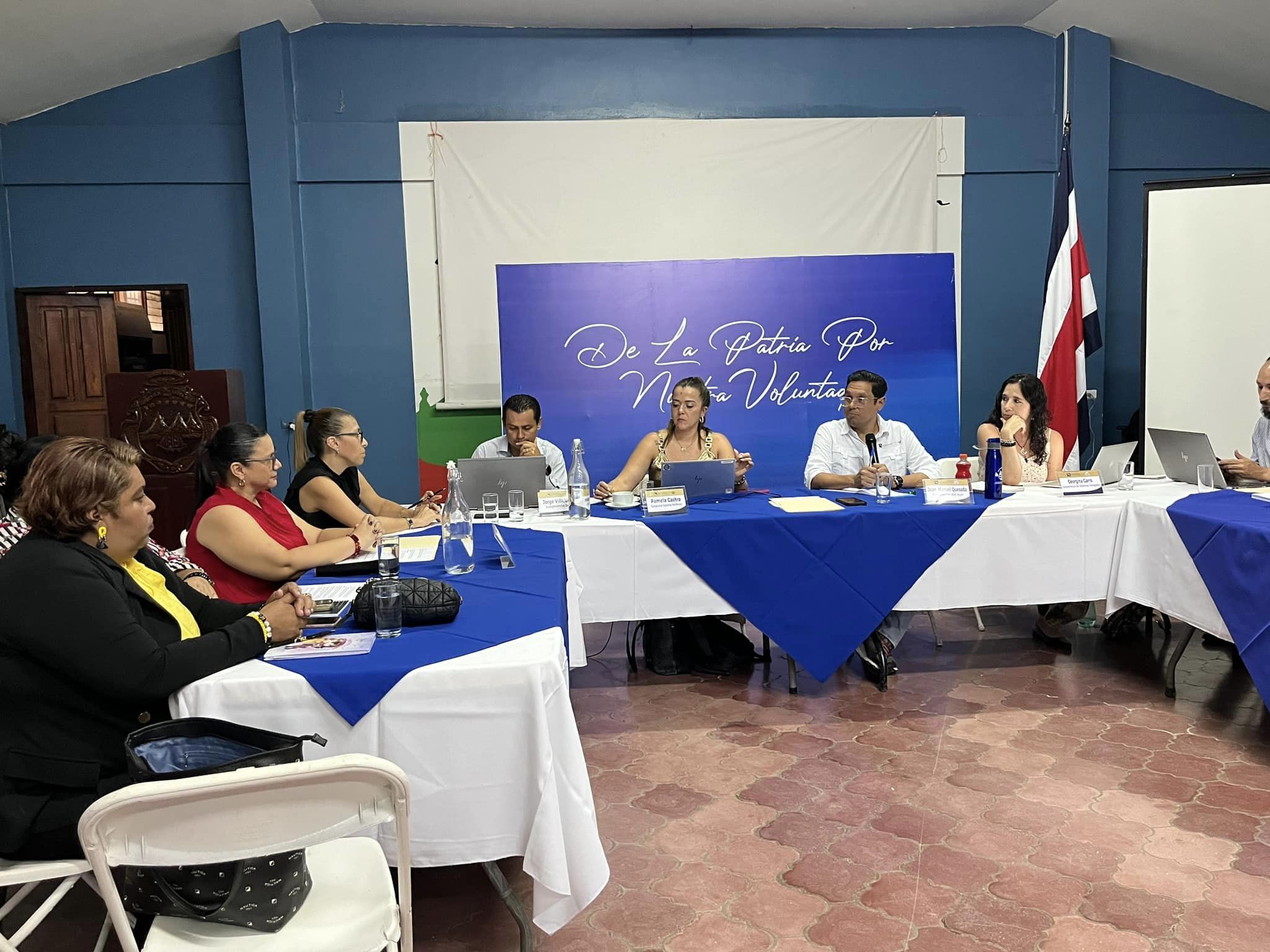 Alcaldía y jerarca del AYA analizaron y buscaron soluciones a problemáticas con el agua en Nicoya