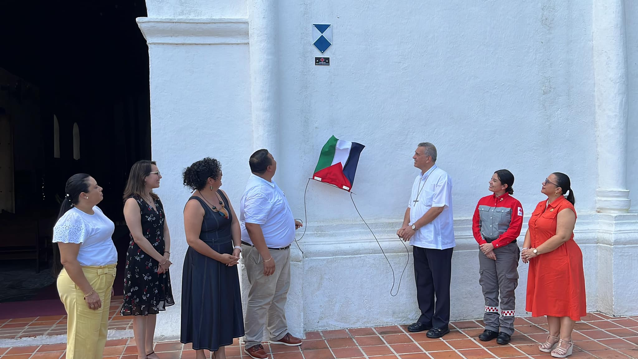 Equipo de Alcaldía durante la develación del Escudo