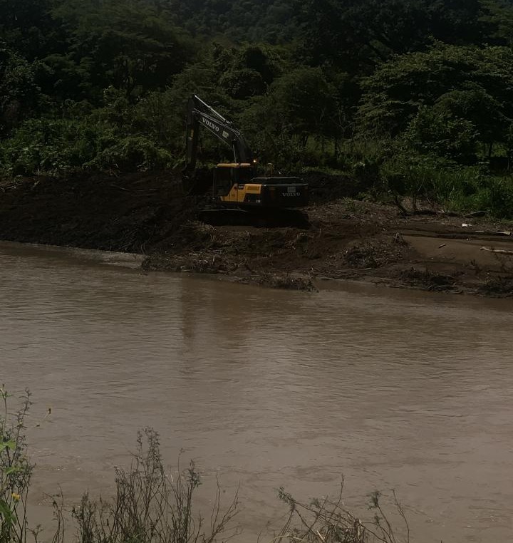 Estamos realizando labores de mantenimiento en el Río Nosara