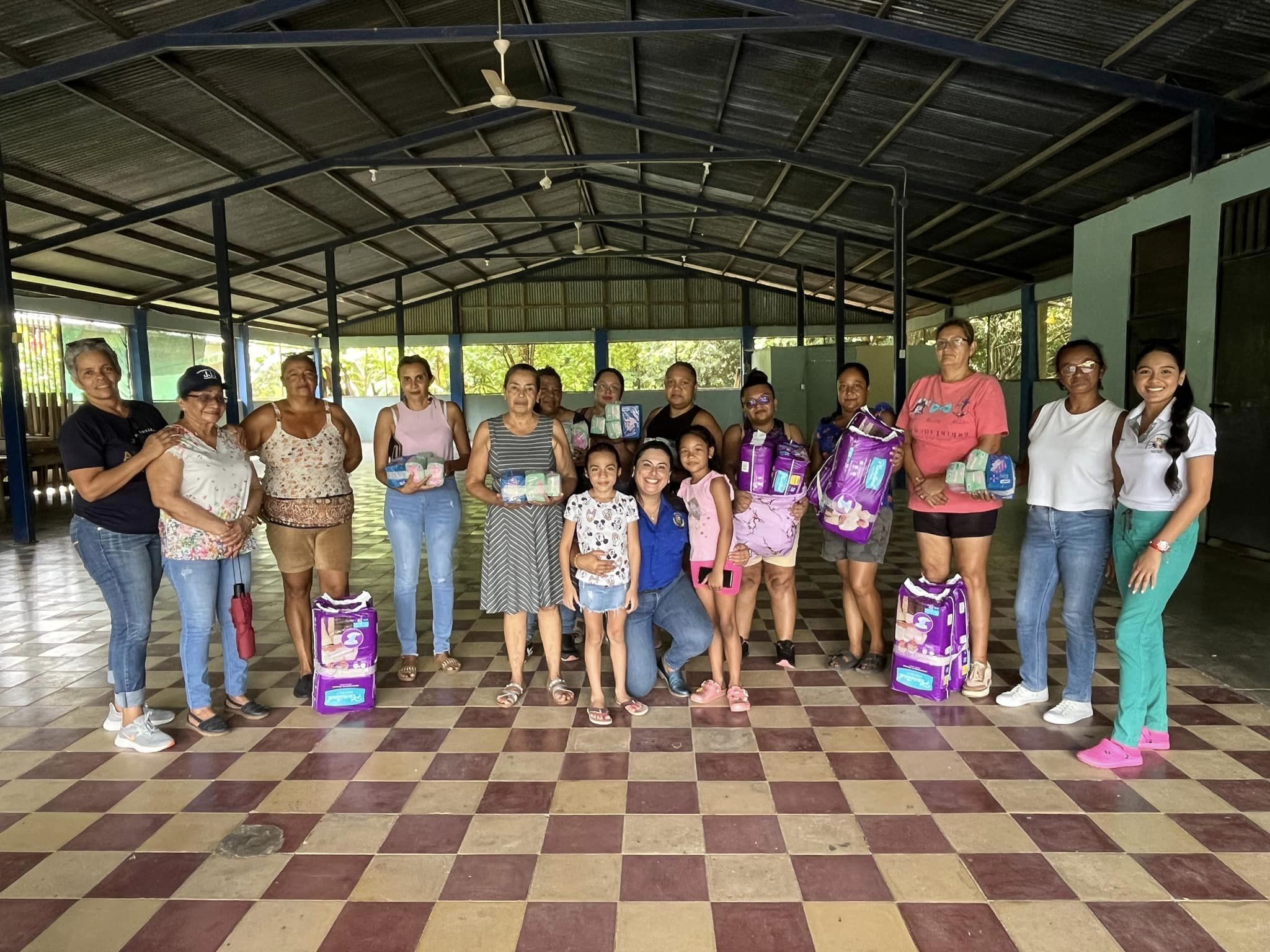 Entrega de artículos de higiene personal para mujeres con discapacidad