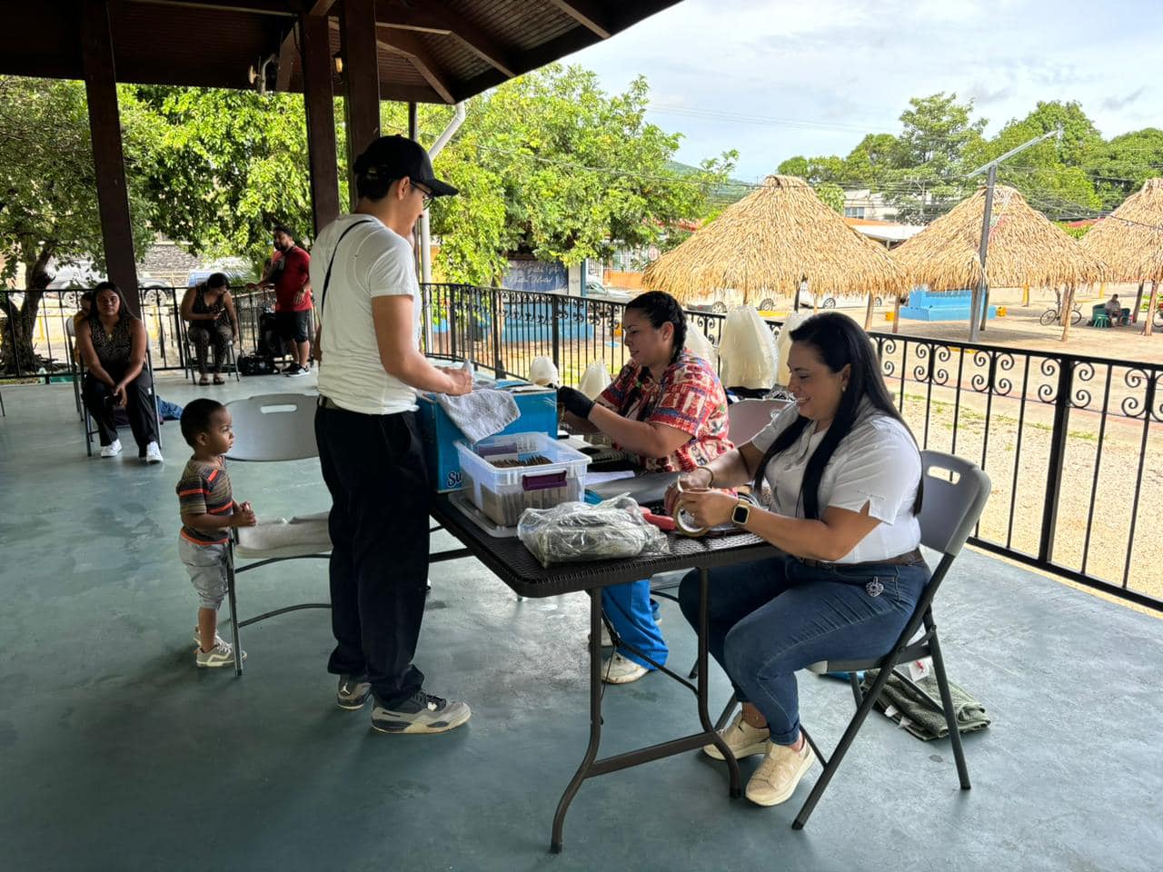 Campaña por el bienestar animal en el kiosco del parque de Nicoya