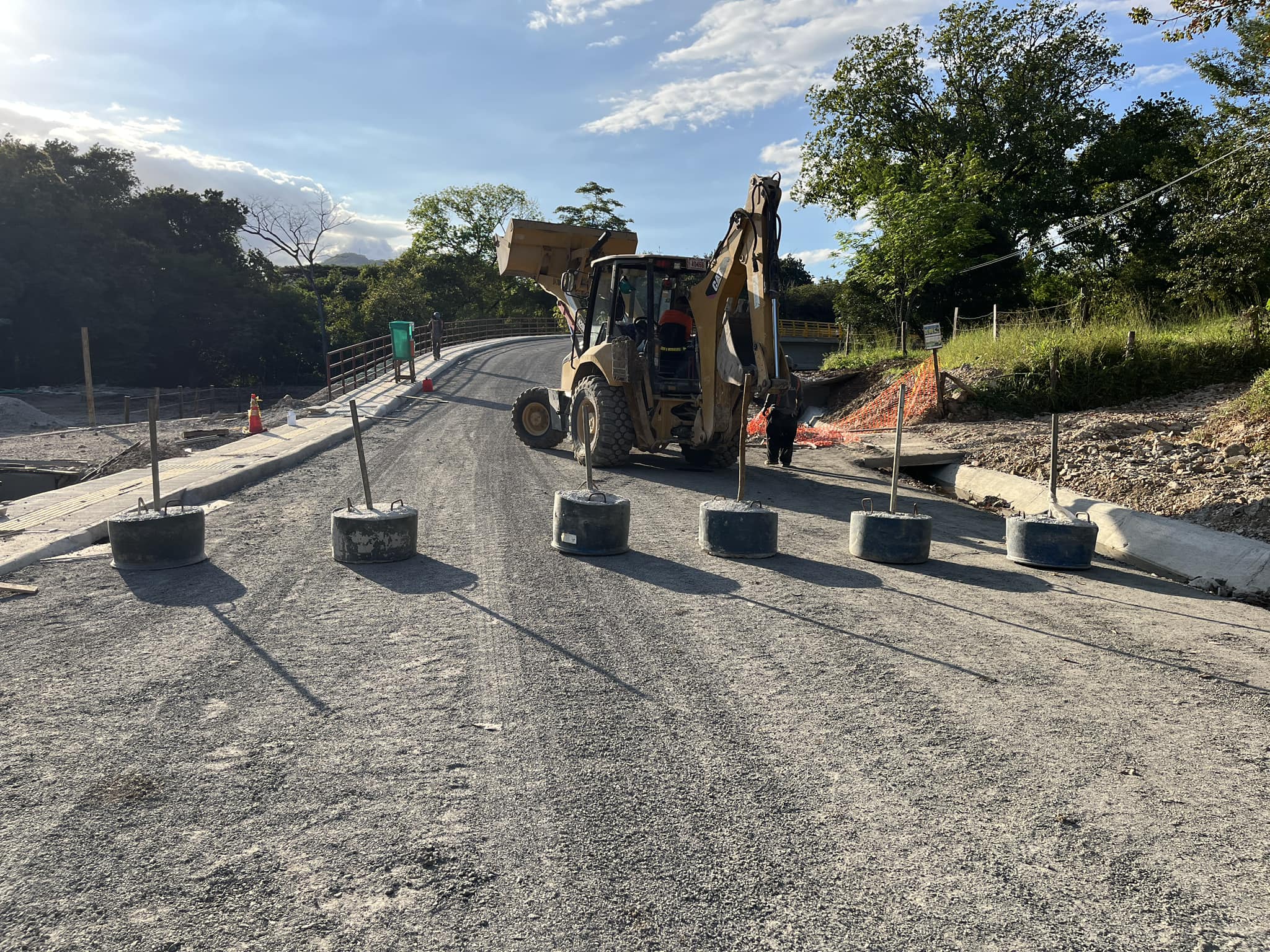 Paso por el nuevo puente sobre el Río Grande aún se encuentra cerrado