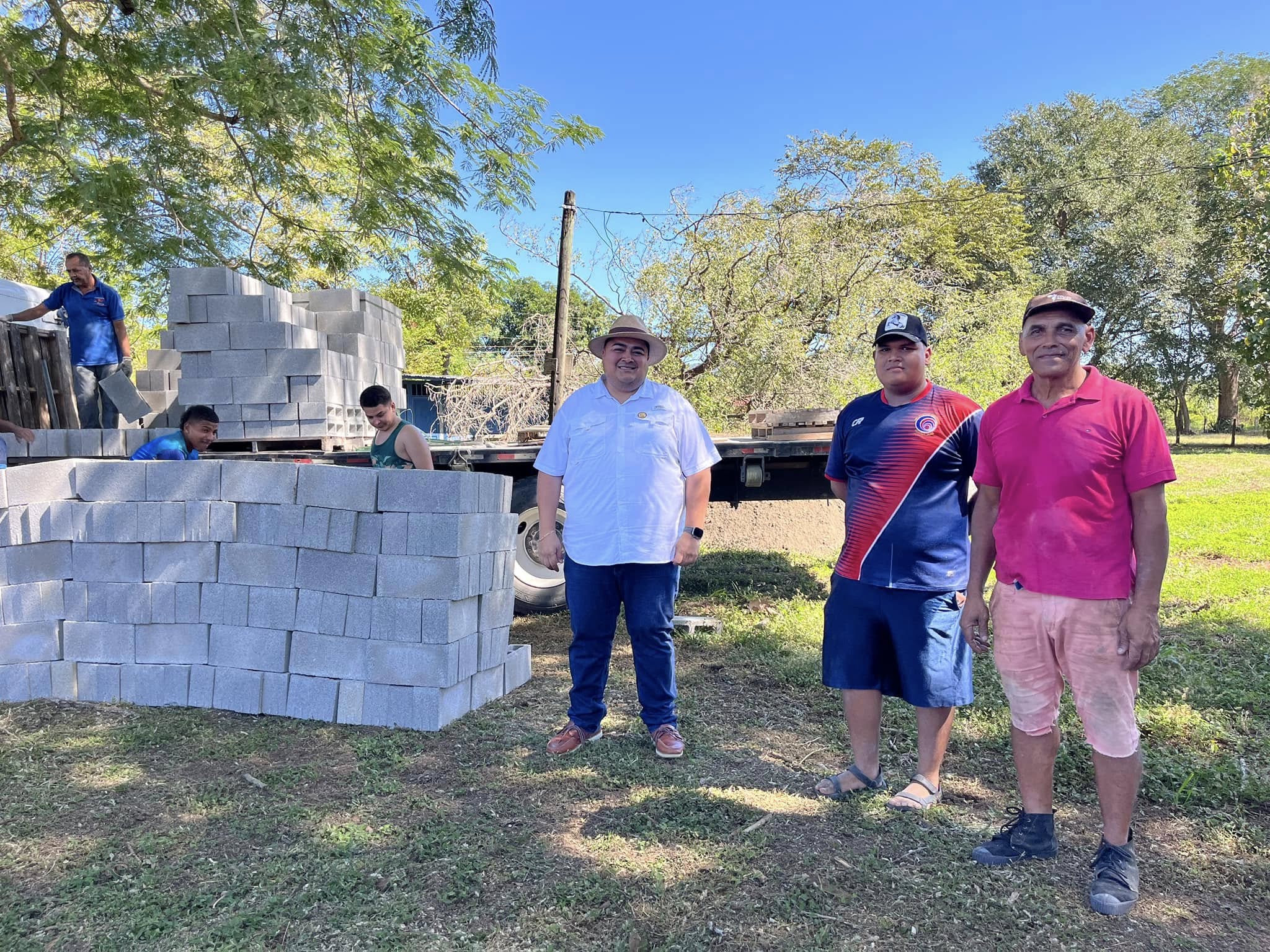 ADI de Barra Honda recibió materiales para construir un rancho en el campo ferial