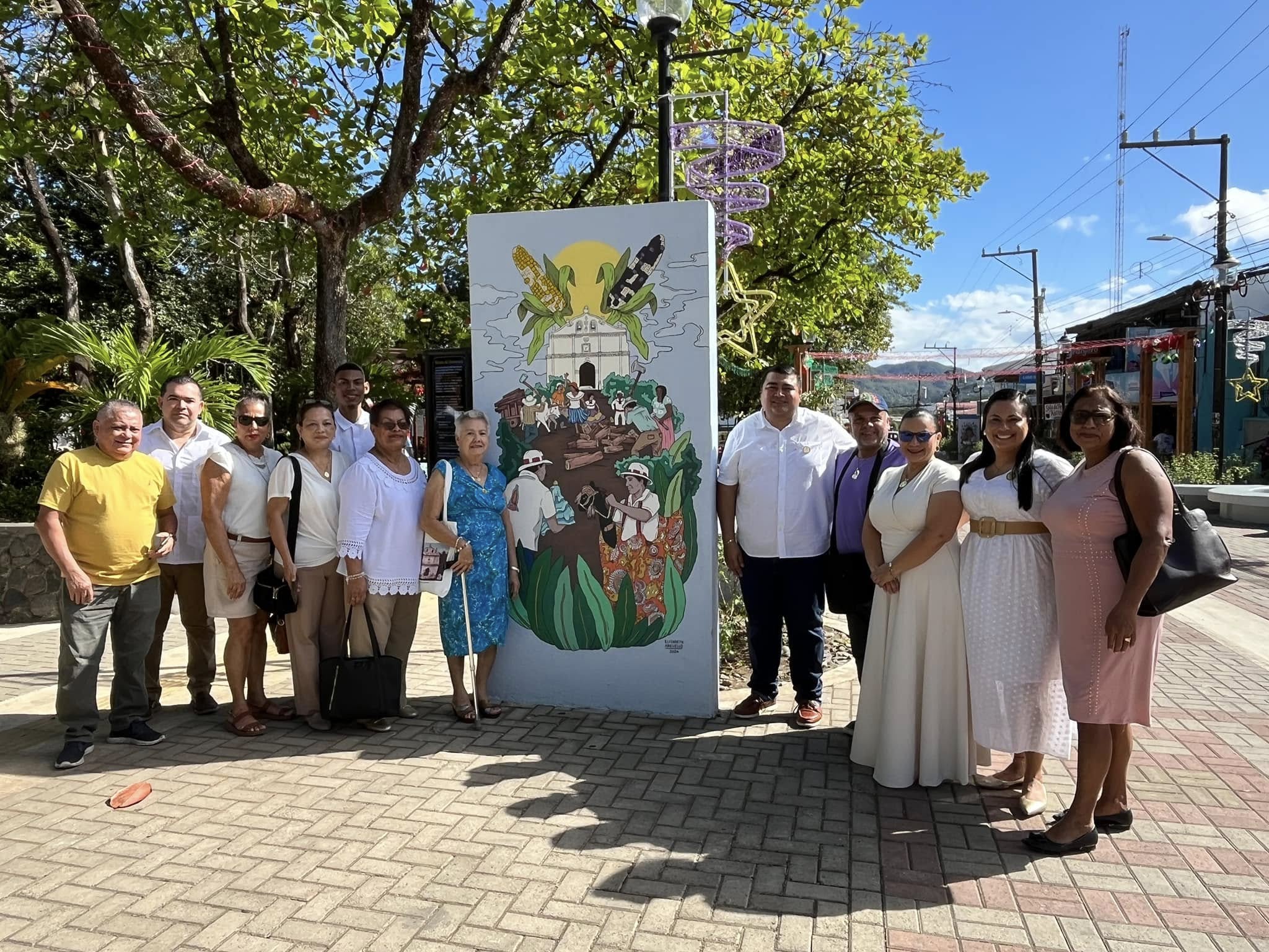 Parte de los asistentes a la habilitación del mural