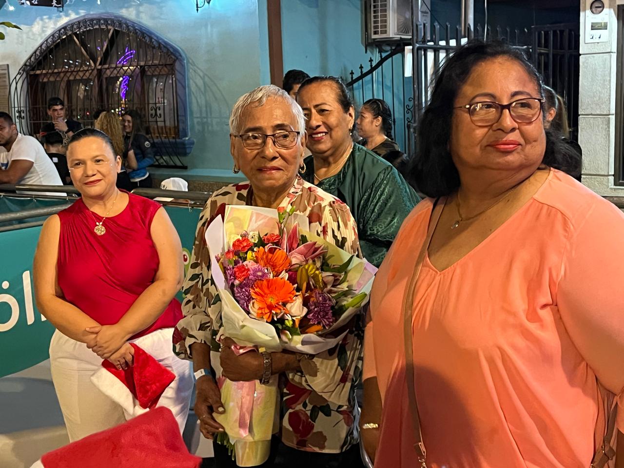 La Vicealcaldesa le entregó un ramo de flores como parte del homenaje a doña Santos