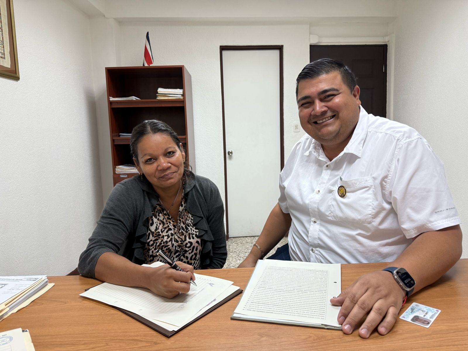 El Alcalde junto a la última beneficiaria