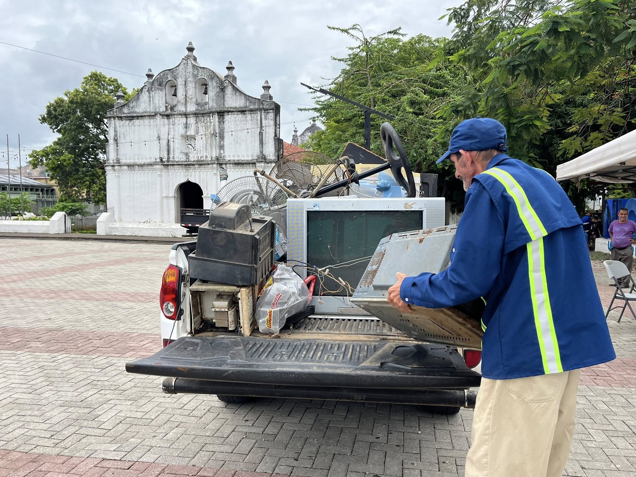 Estamos recolectando residuos electrónicos en la plazoleta de la Iglesia Colonial