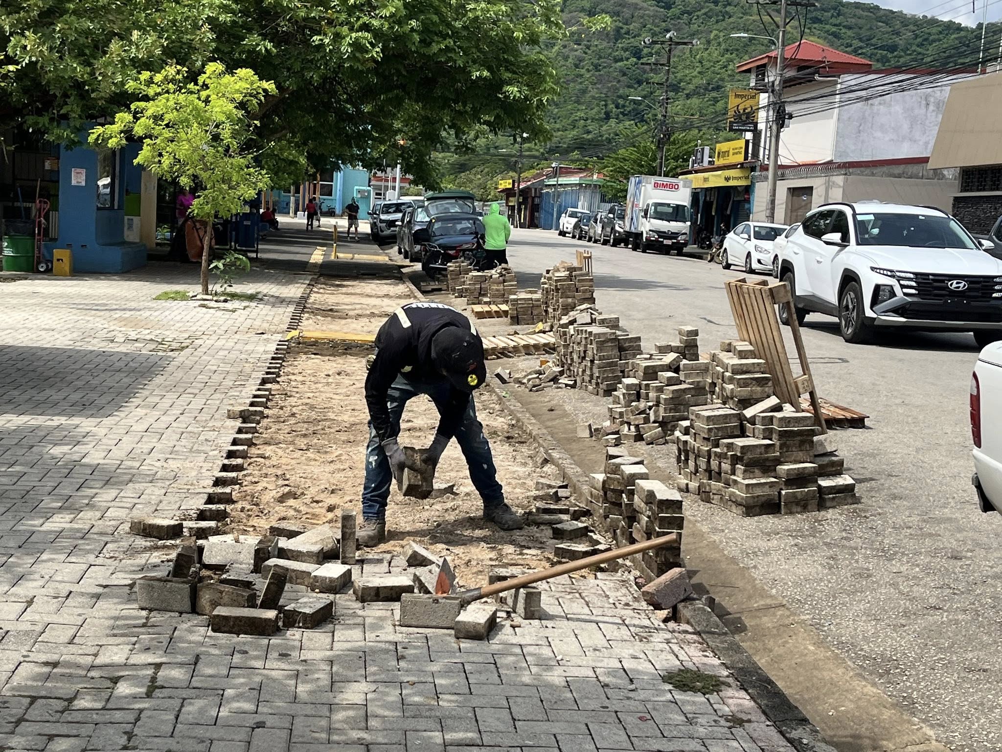 Inician obras en la acera del parque