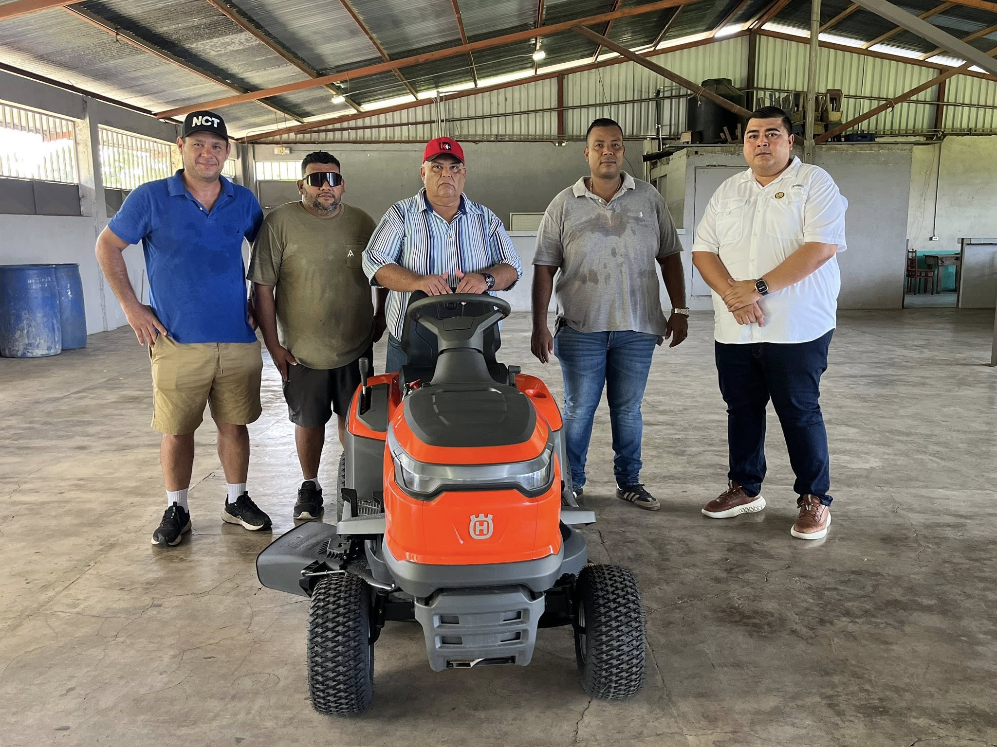 San Joaquín ya cuenta con un nuevo tractor corta césped