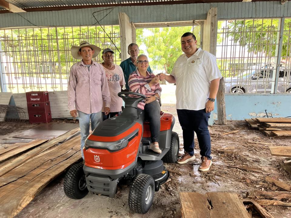 Nuevo tractor corta césped para la comunidad