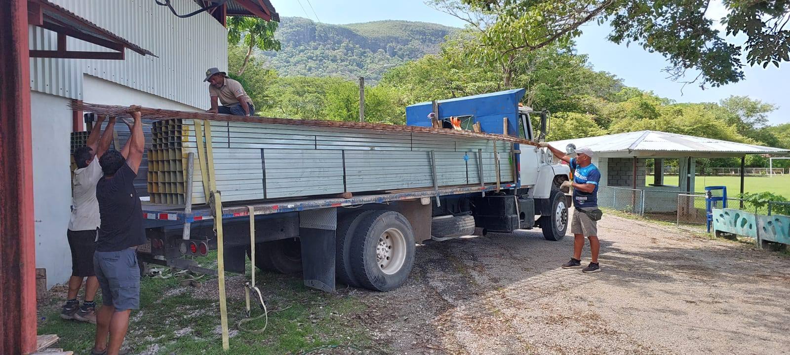 Alcaldía facilitó materiales para construcción del techado del toril del campo ferial de Barra Honda