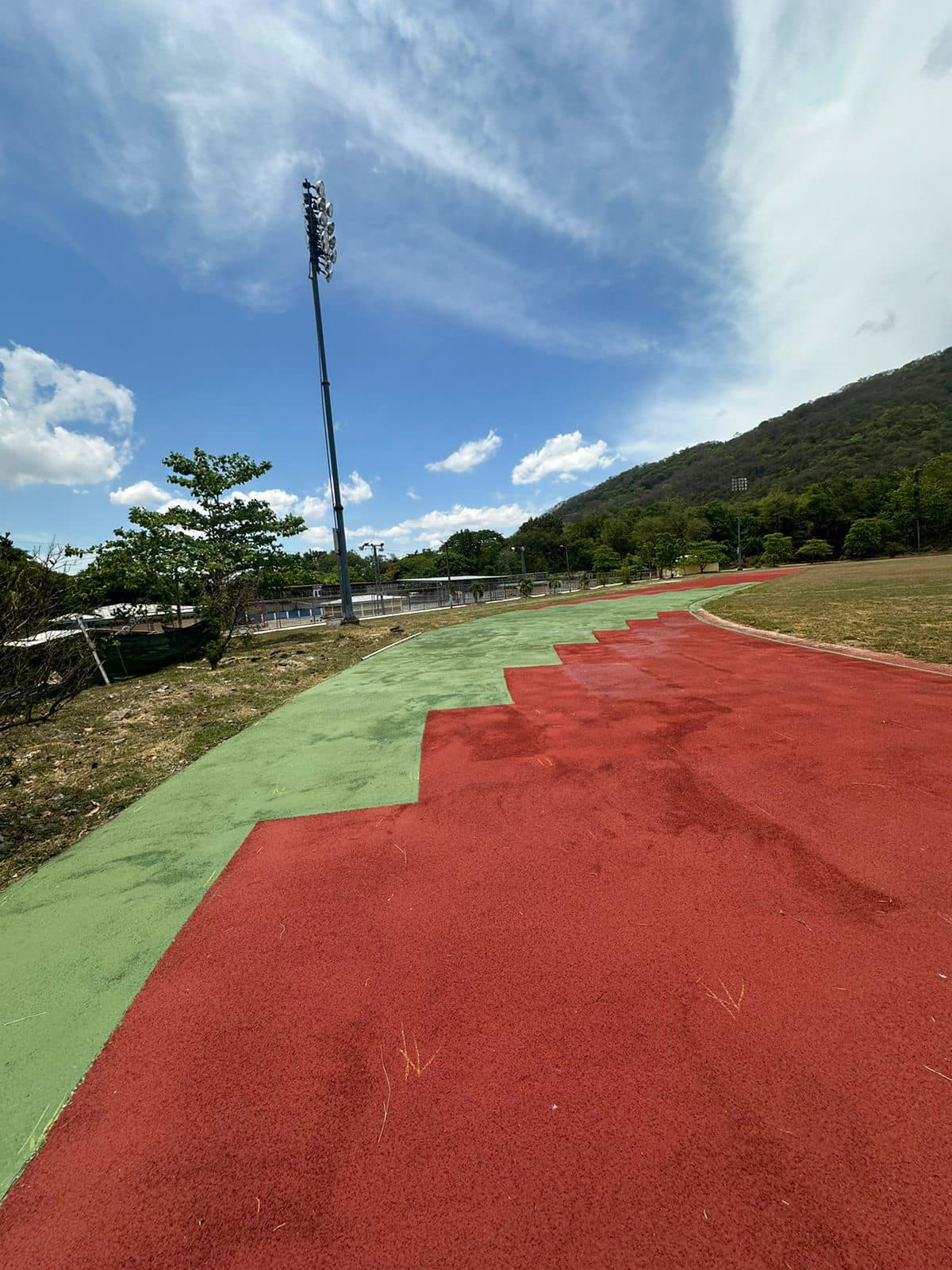 Entramos en etapa final del mejoramiento de la pista de atletismo del Polideportivo de Nicoya