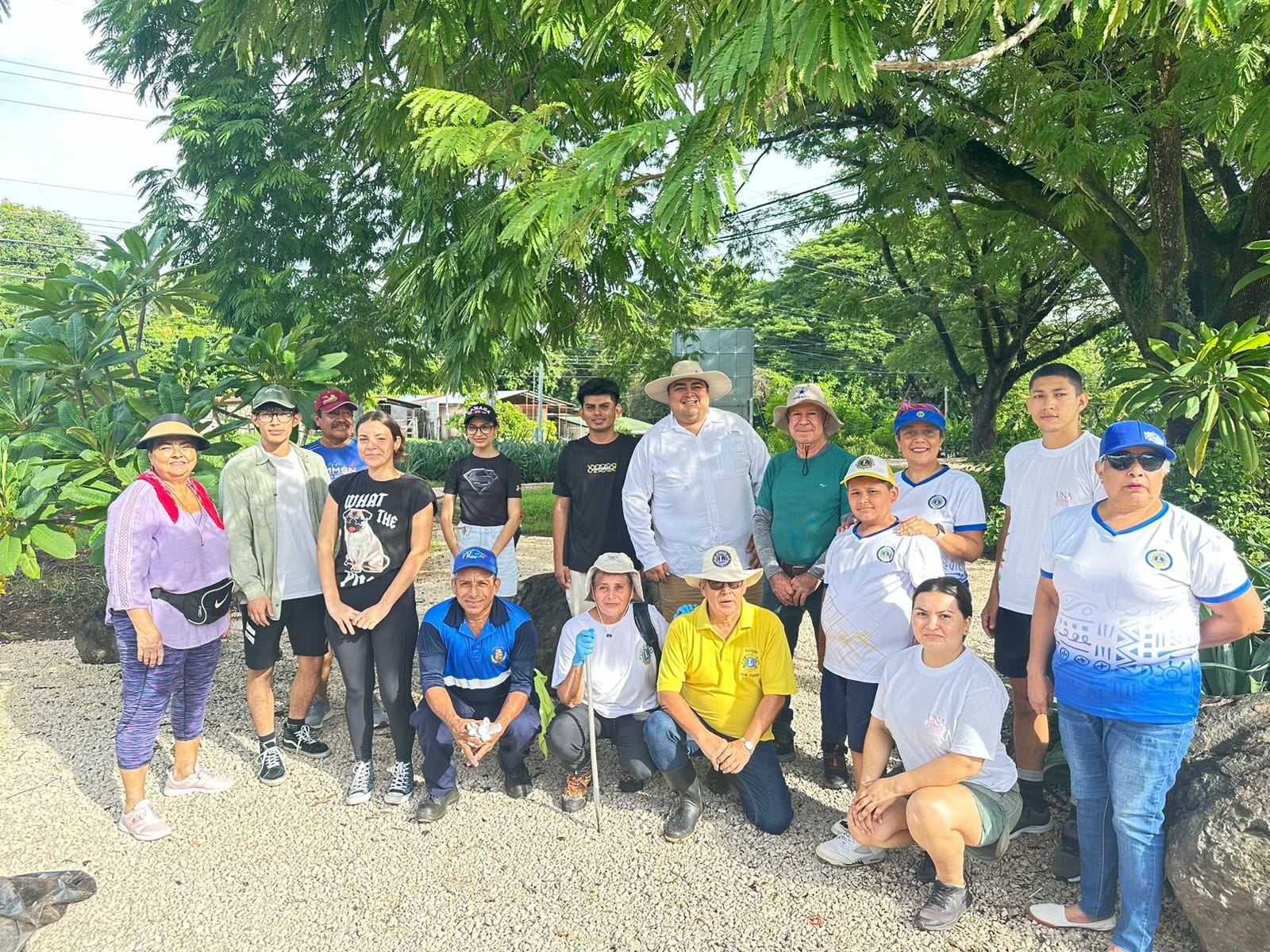 Voluntarios realizaron una jornada de limpieza de vías públicas en Nicoya