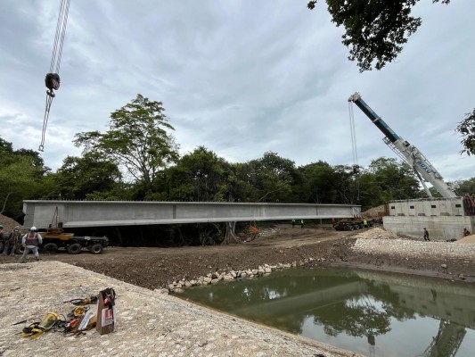 Esta semana estamos colocando las vigas del nuevo puente vehicular sobre el Río Grande